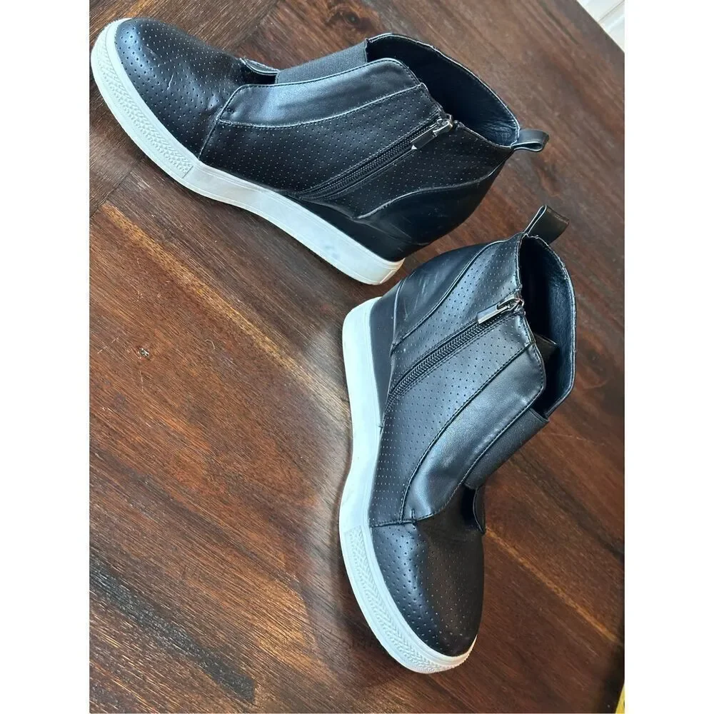 Wanted Womens Black heeled wedge ankle bootie